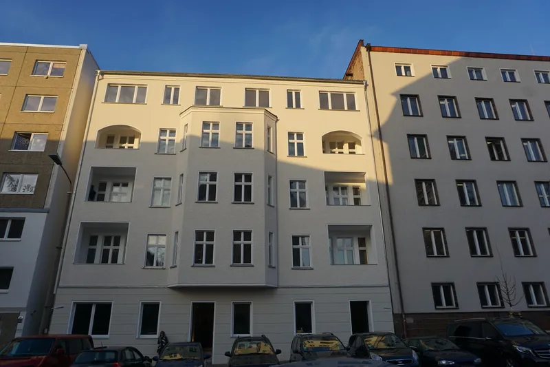 4-Zimmerwohnung mit Balkon im 1. OG ohne Aufzug in einem sanierten Altbau in Lichtenberg — photo 1